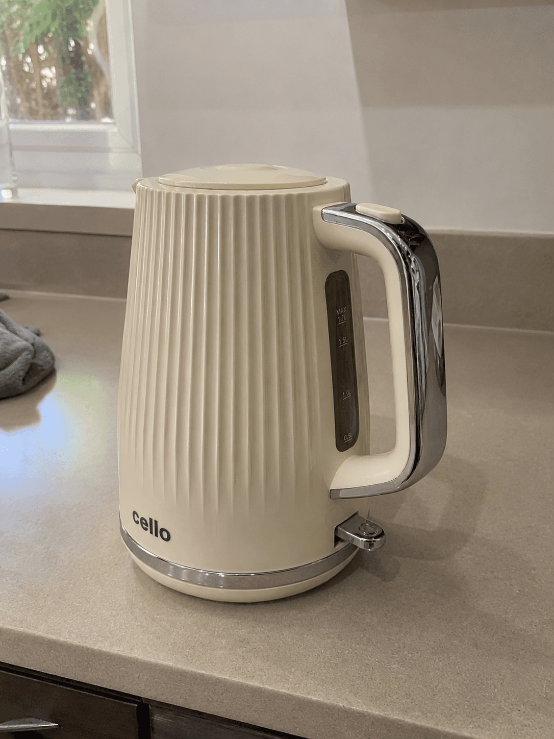 Second iPhone photo of the cream kettle showing colour shift and weak product separation
